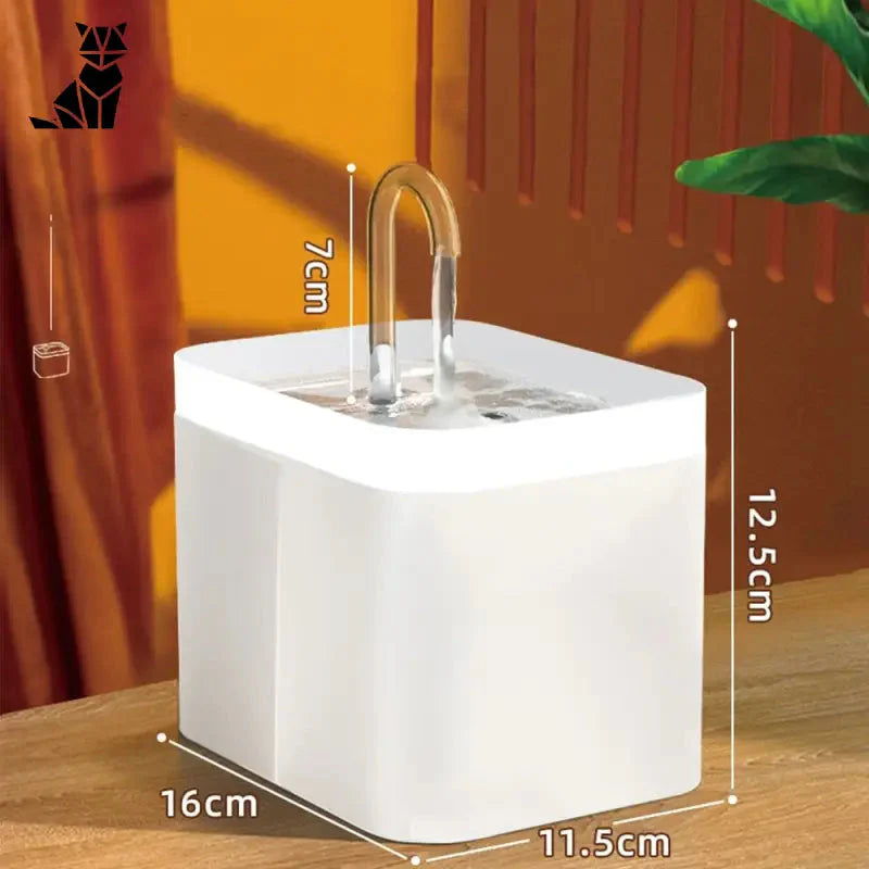 Boîte blanche avec poignée en bois présentée dans Fontaine à eau pour chat : Distributeur d’eau automatique