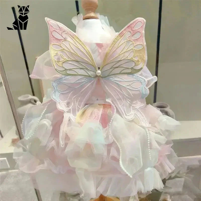 Une poupée déguisée en papillon portant la Princess Dress for Dogs : Luxurious Summer Tenue